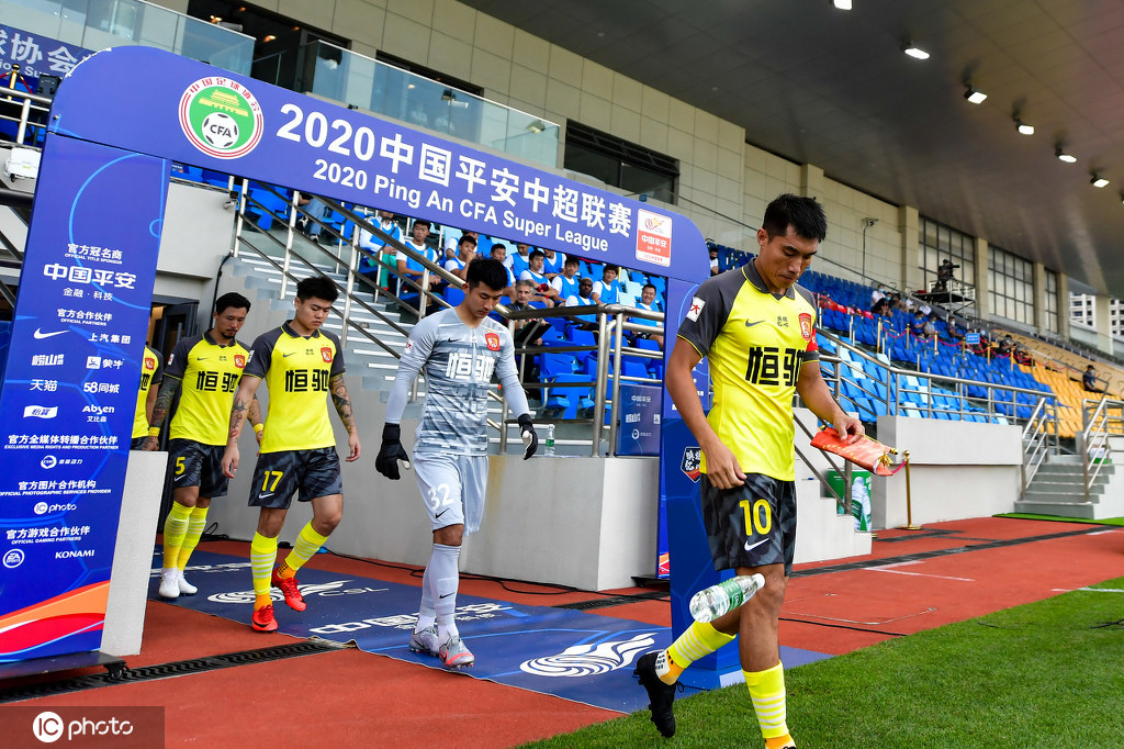 DB官网-包含裁判判罚惹争议,恒大怒摔队长袖标离场!!的词条