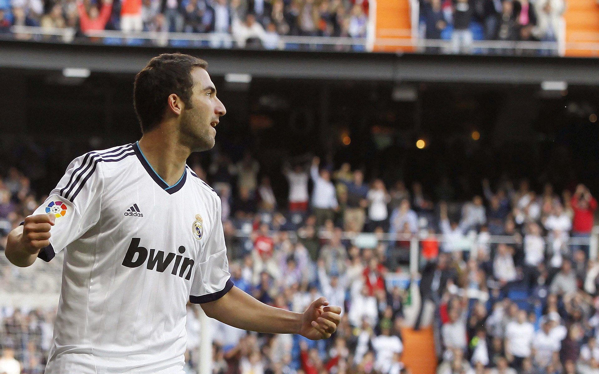 DB电竞直播平台入口-双线争锋,F1街道赛的极速狂飙与勒沃库森足球场的战术完胜