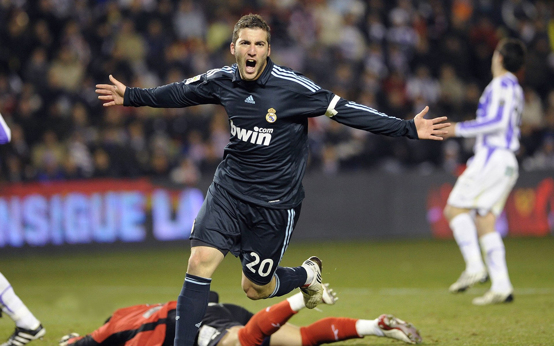 戴维斯杯险胜拉沃尔杯，穆雷刷新纪录背后的网球传承之战